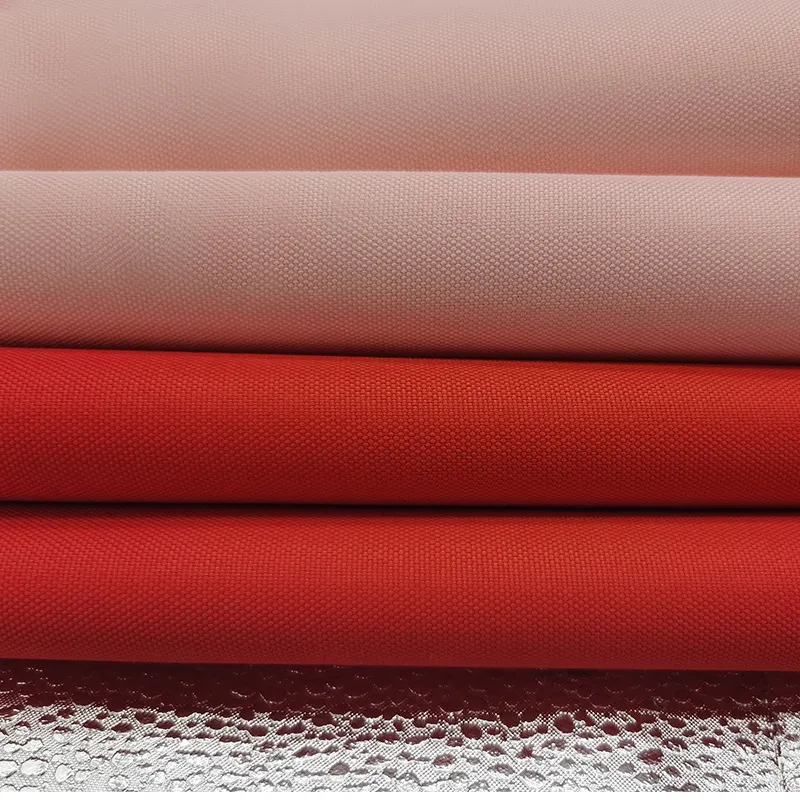 गर्म बेच सस्ते उच्च लोच के लिए 100% पॉलिएस्टर आधुनिक शैली लाल पीवीसी 900d ऑक्सफोर्ड कपड़े बैग सामग्री