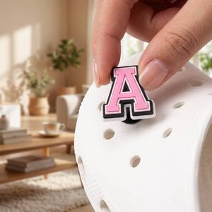 Breloques de chaussures en PVC rose multicouche en gros, lettres imperméables et durables, épingles alphabétiques en caoutchouc souple pour accessoires de sandales - Product Image 1