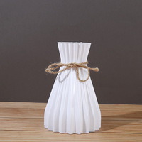 Vase en plastique au design minimaliste et moderne de style européen, avec taille définie et fermeture créative en corde de jute