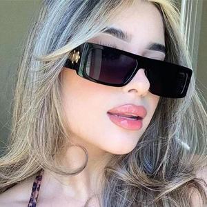 Occhiali da Sole Rettangolari Trendy per Donne con Montatura Spessa Lucida e Aste Larghe con Decorazioni in Metallo Dorato - Product Image 4