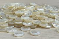 Kancing MOP Putih Bentuk Bulat 2-lubang 1.1CM 18L Kancing Cangkang Kerang Mutiara Putih untuk Pakaian