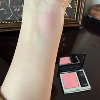Palette de fards à joues Nude abricot mat et délicat, pour un maquillage qui sublime le teint, naturel et doux, et polyvalente pour le quotidien.