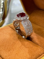 Cincin Emas 18K dengan Batu Ruby Buatan Laboratorium 1.865ct Potongan Oval Halo Berlian Perhiasan Mewah Batu Permata Buatan Laboratorium OEM Grosir