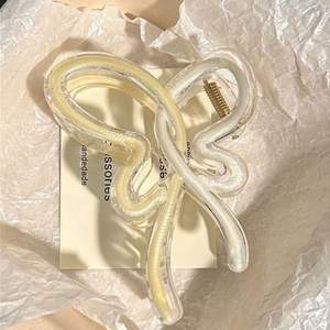 QianJin Großhandel sortierte Farbe Schmetterling Haar Klaue Kunststoff hohle Haars pangen für Mädchen Schöne Sommer Frühling Haar Zubehör - Product Image 5