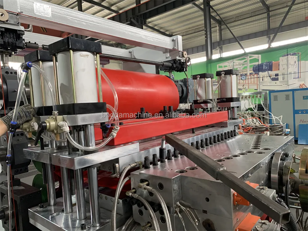 Línea de producción de máquina de extrusión de tablero publicitario decorativo de espuma libre automática BOGDA que hace maquinaria