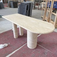 Table basse en travertin naturel poli à la main avec base architecturale distinctive en pierre pour la décoration d'appartements modernes