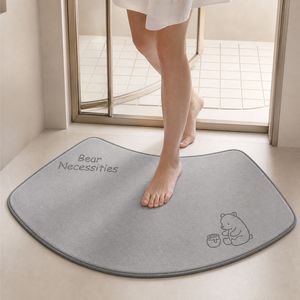 Tapis de bain en polyester en forme d'éventail, motif ours gris, doux, absorbant et antidérapant pour la salle de bain - Product Image 2