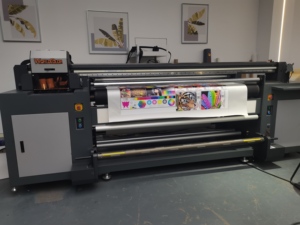 Stampante UV Ibrida 1,8m con 4/6 Testine I3200U1, Stampante Flatbed e Roll-to-Roll Tutto-in-Uno per <span class=keywords><strong>Stampa</strong></span> su <span class=keywords><strong>Tela</strong></span>, Borse e Metallo - Product Image 2