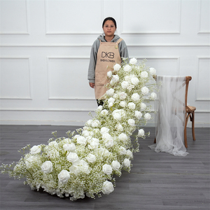 Composition florale populaire : Chemin de table artificiel en roses et gypsophiles pour décoration de mariage, allée fleurie et chemin de table - Product Image 3