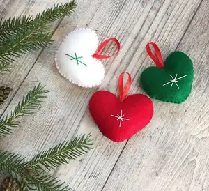 Handwerk liefert skandi navis che Weihnachts dekorationen handgemachte rot grün weiß Filz herzen hängen Weihnachts schmuck