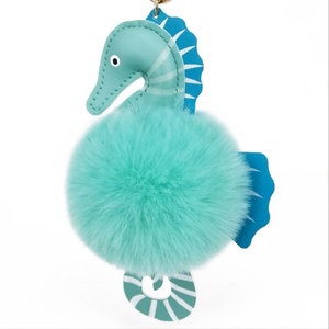 Porte-clés en fausse fourrure moelleuse et duveteuse en forme d'hippocampe marin pour femmes et filles - Product Image 2