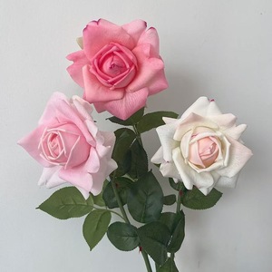 Suministro al por mayor de flores de rosa artificiales con hojas verdes, planta artificial realista para decoración de ramos de novia. - Product Image 5