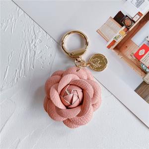Porte-clés mignon et doux en cuir synthétique PU avec des fleurs de rose et de camélia, accessoires pour femmes, pendentif pour sacs et portefeuilles - Product Image 6