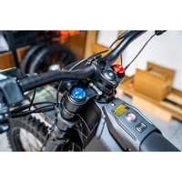 Moto électrique tout-terrain Talaria XXX Pro MX avec fourche à débattement de 200 mm, roue arrière à débattement de 160 mm, suspension hydraulique, E-Moto pour adultes