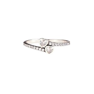 Bague en laiton en forme de cœur à la mode pour femmes avec un design ouvert réglable, parfaite pour les mariages et les fiançailles. - Product Image 1