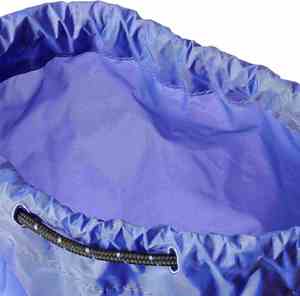 Mochila Promocional de Viaje, Reciclada, Unisex, de Nailon, Bicolor Morado y Negro, de Alta Calidad, con Cordón Ajustable - Product Image 3