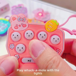 Consola <span class=keywords><strong>de</strong></span> juegos <span class=keywords><strong>de</strong></span> dibujos animados Whack-A-Mole educativa <span class=keywords><strong>de</strong></span> mano, divertido rompecabezas <span class=keywords><strong>de</strong></span> descompresión, llavero <span class=keywords><strong>de</strong></span> <span class=keywords><strong>juguete</strong></span>, Material plástico transfronterizo - Product Image 4