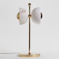 Lampe de table en laiton demi-sphère en albâtre artisanal de luxe, motif papillon, éclairage décoratif personnalisé pour hôtel, villa, chambre, restaurant