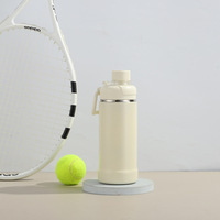 Bouteille d'eau isotherme en acier inoxydable à double paroi de grande capacité de 750 ml pour les sports de plein air, personnalisable, avec poignée