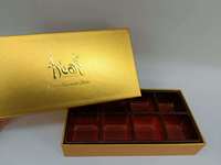 Emballage de luxe doré de logo imprimé en relief personnalisé 4 6 12 24 pièces avec couvercle et boîte-cadeau de chocolat à base de chocolat avec insertion