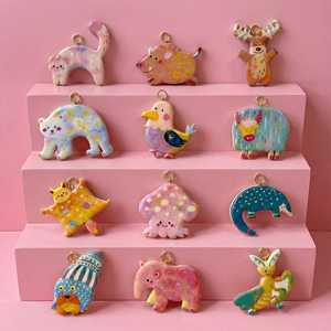 Pendentifs animaux colorés nordiques en vogue : chats, sangliers roses, élan, cerfs, ours, poussins, yaks – breloques aux couleurs inaltérables - Product Image 2