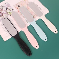 Râpe à pieds double face à long manche en plastique pour éliminer les callosités et les peaux mortes – Outil professionnel de pédicure