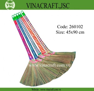 Balai d'herbe de tigre naturel avec manche long en bois coloré et en plastique pour usage domestique au sol et pelle à poussière - Product Image 3