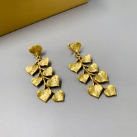 Pendientes de Plata con Baño de Oro, Diseño de Hoja y Flor, con Forma de Corazón de Durazno