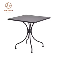 Table de restaurant carrée au design populaire, pieds en fer industriel, plateau en métal noir, table de café bistro carrée, table de salle à manger
