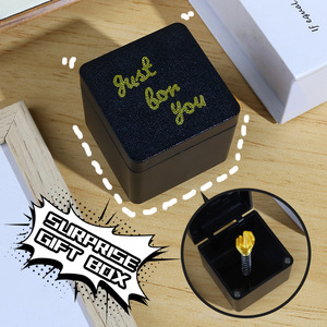 Boîte cadeau surprise directement de l'usine avec jouets farfelus en plastique en forme de doigt d'honneur, blagues amusantes et farces pratiques pour enfants - Product Image 3
