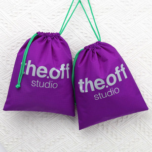 Bán Buôn OEM Biểu Tượng Tùy Chỉnh <span class=keywords><strong>Nylon</strong></span> Dây Kéo Bao Bì <span class=keywords><strong>Pouch</strong></span> Bền Ổn Định Giày Khăn Mua Sắm Đóng Gói Polyester Túi Bụi Túi - Product Image 1