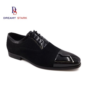 Chaussures habillées en cuir véritable italien faites à la main, en daim de vache noir brillant, confortables, de haute qualité, pour l'automne, avec logo personnalisé - Product Image 1