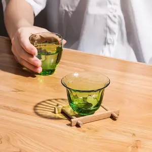 Toptan dikey çizgili isıya dayanıklı küçük cam bardak el yapımı yeşil temizle Kung Fu ev için çay bardağı Set
