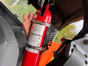 Kit de soporte de montaje de extintor de incendios de liberación rápida para <span class=keywords><strong>Jeep</strong></span> Wrangler JT TJ JKU JK JL/ UTV /ATV/vehículos/coche/barco/camión - Product Image 4