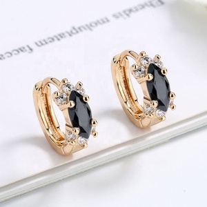 Pendientes de Aro con Circonita Cúbica Negra Chapados en Oro para Mujer, Pendientes Pequeños con Incrustaciones de Cristal Ovalado - Product Image 3