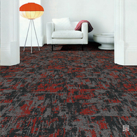 Dalles de moquette modulaires antidérapantes en PP à rayures colorées pour bureaux commerciaux à fort trafic, avec support en bitume teint en masse