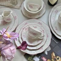 Ensemble de tasses et d'assiettes en céramique à motif floral rose vintage européen avec design en glaçure en relief, ensemble d'assiettes à dîner pour événement de mariage