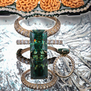 Bague de fiançailles en or jaune 14 carats avec émeraude verte de 2 carats cultivée en laboratoire et diamants de laboratoire sur les côtés, cadeau romantique pour mariage - Product Image 3