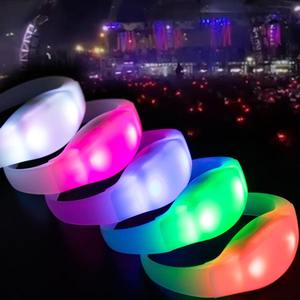 Pulsera LED personalizada Opciones multicolores para eventos de festivales Incluyendo Navidad Día de Los inocentes Control remoto Resplandor vivo - Product Image 1