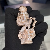 Aktionspreis Diamantprüfer-geprüfter 925er Sterlingsilber vergoldeter, maßgefertigter, eisbesetzter Hip-Hop Moissanit Vertikaler Namensanhänger