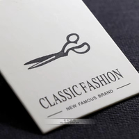 Étiquettes de vêtements en papier écologiques en gros, étiquettes suspendues, possibilité de personnaliser la forme et la couleur du logo