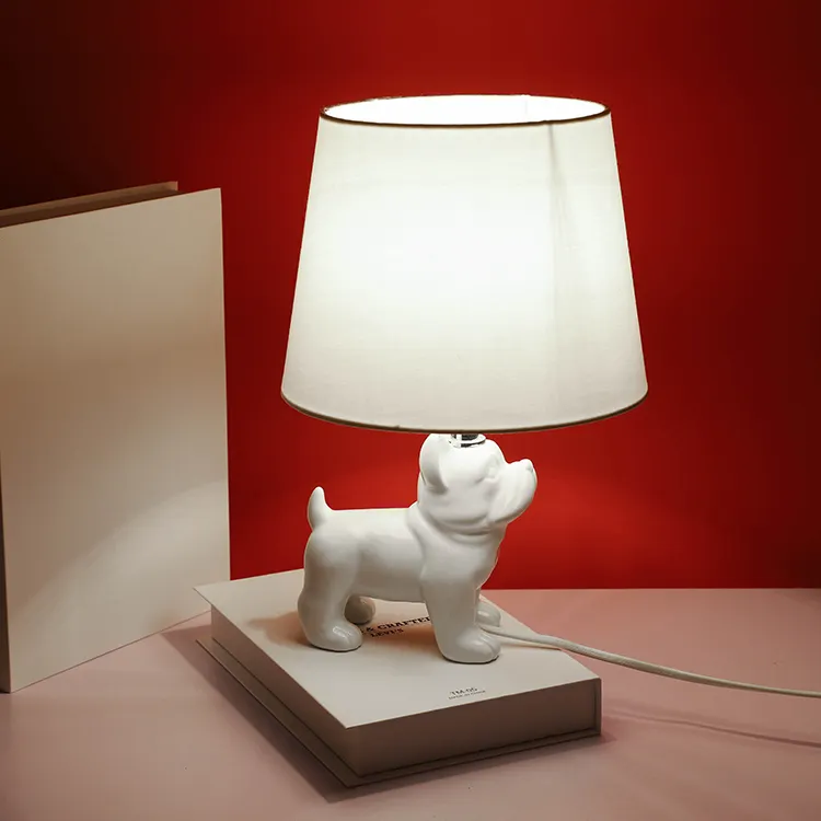 工場モダンテーブルランプ犬動物テーブルランプシンプルな白い磁器ベースホテルベッドサイドテーブルランプ