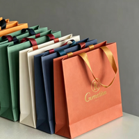 Tas tangan dengan logo sablon putih yang halus dan dapat didaur ulang, pegangan yang diperkuat, sambungan yang kuat, dan daya dukung yang baik untuk parfum dan kosmetik kelas atas.