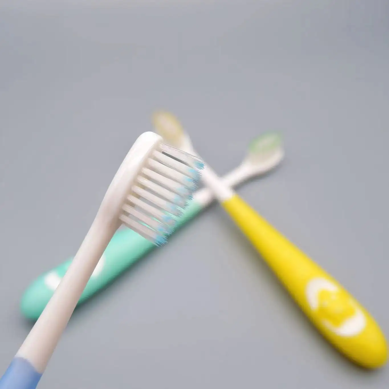 Escova de dentes infantil barata por atacado, escova de dentes PBT macia para crianças