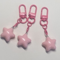 Porte-clés étoiles colorées 2026 en résine pour femmes et filles, décoration pour étui d'écouteurs, sac à dos et clés de voiture