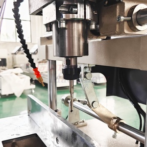 เครื่องเราเตอร์ซีเอ็นซีสำหรับงานอลูมิเนียมโปรไฟล์ เมืองจี่หนาน พร้อมหัวกัดน้ำแบบคู่สำหรับงานพีวีซี และดอกสว่านเจาะรูล็อค - Product Image 3