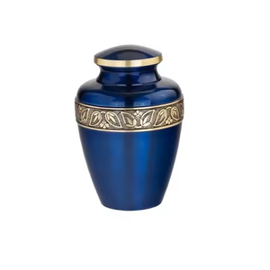 Urnes de crémation bleues de haute qualité pour adultes motif gravé en laiton approvisionnement du fabricant indien pour les funérailles de cendres humaines - Product Image 1