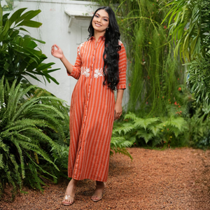 Vestido Camisero Maxi de Algodón y Lino con Rayas Naranjas, Duradero y de Lujo, Casual para Mujer, La Vivente, Manga 3/4, Moderno y Femenino - Product Image 6
