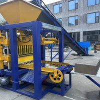 Machine automatique de fabrication de blocs de béton QT4-24 avec moules multiples