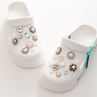 Vente en gros de breloques en métal design, décorations de chaussures en diamant et cristal, breloques sabots bling-bling, bijoux pour femmes, accessoires de chaussures